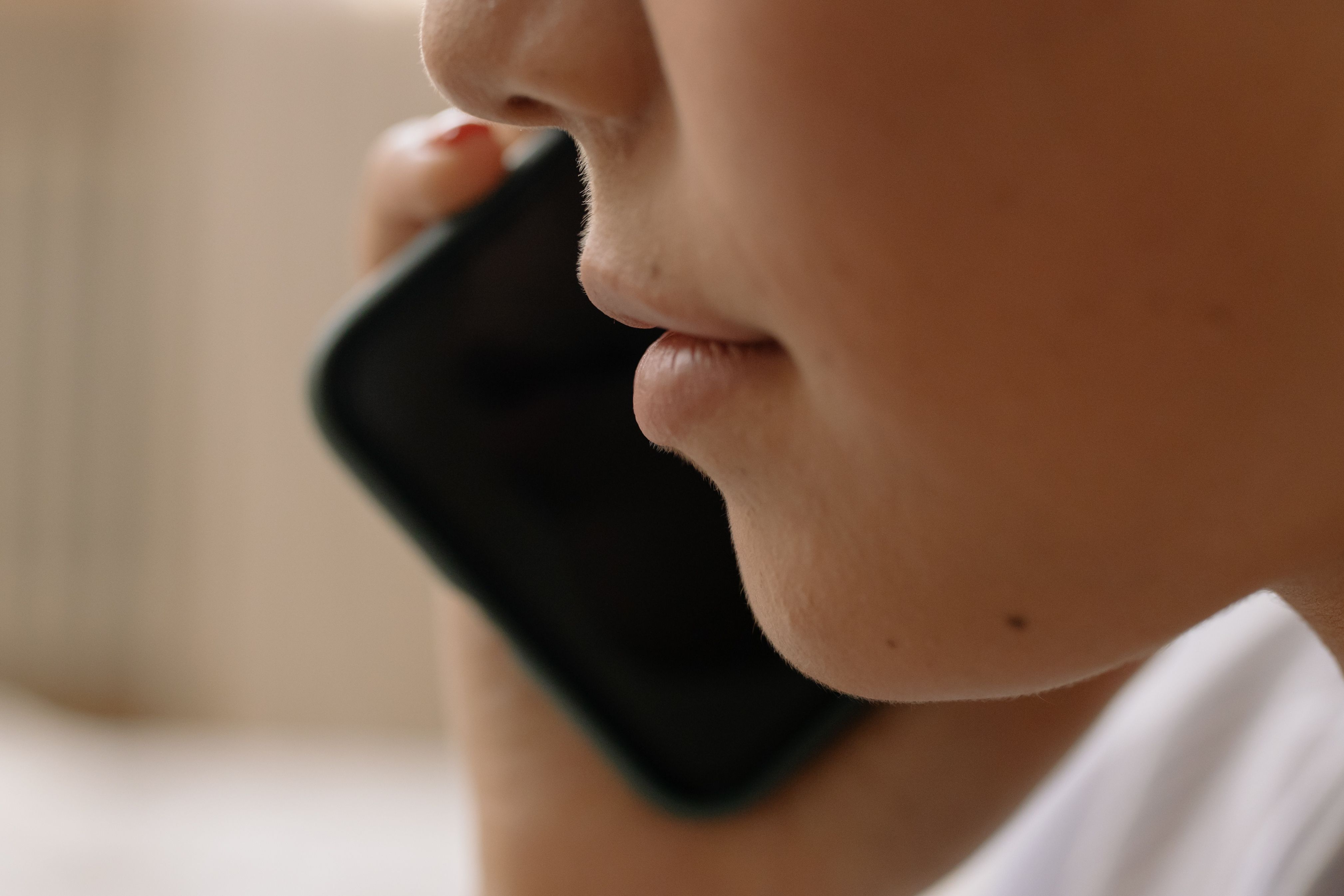 Primer plano de los labios de una persona mientras habla por teléfono